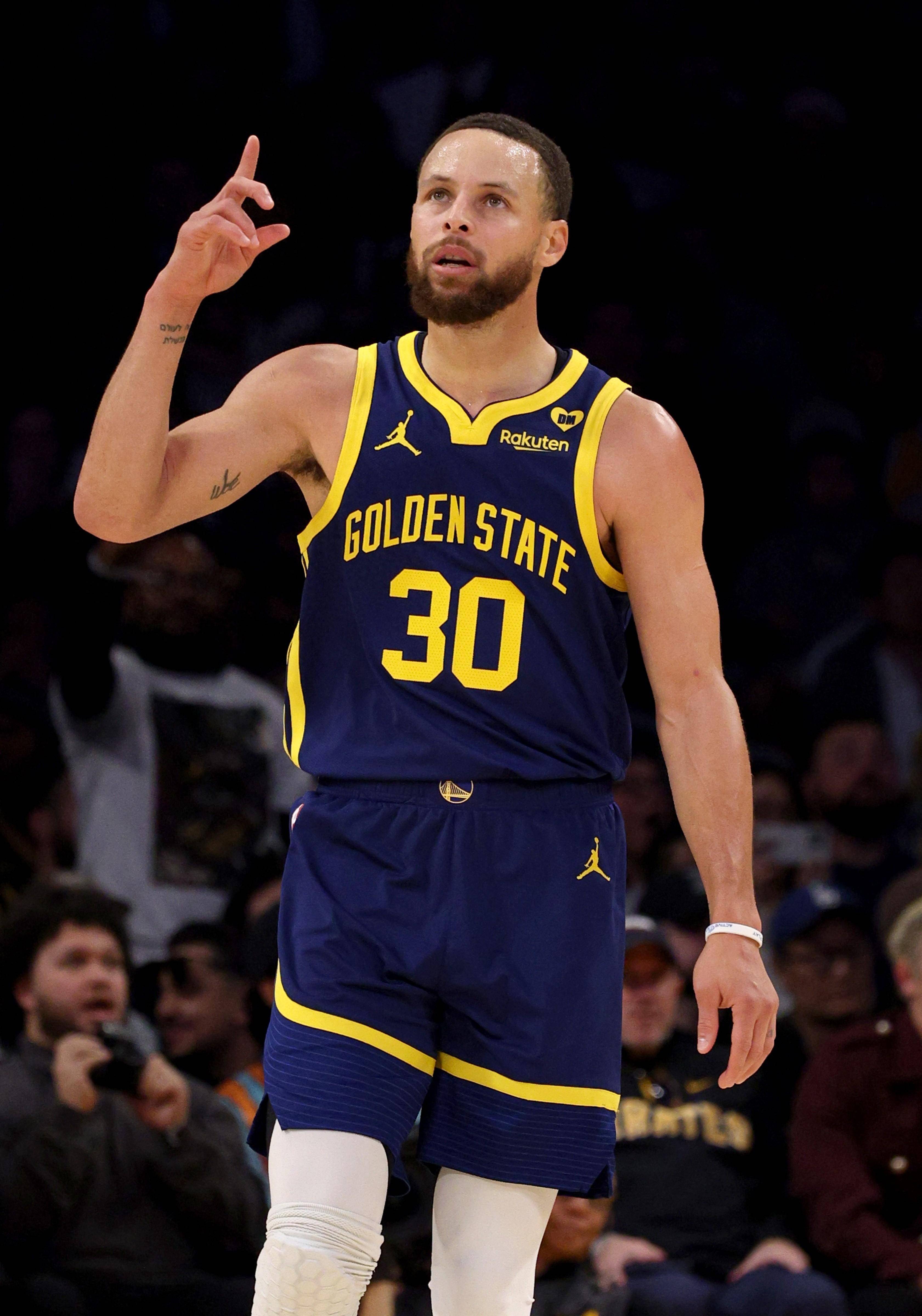 各种蹦真全面！阿门10中6砍12分10板9助&6前场板 正负值+32.